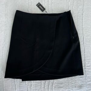 black (not too) mini skirt
